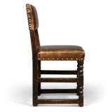 A SET OF EIGHT NORTH EUROPEAN OAK DINING CHAIRS - Foto 3