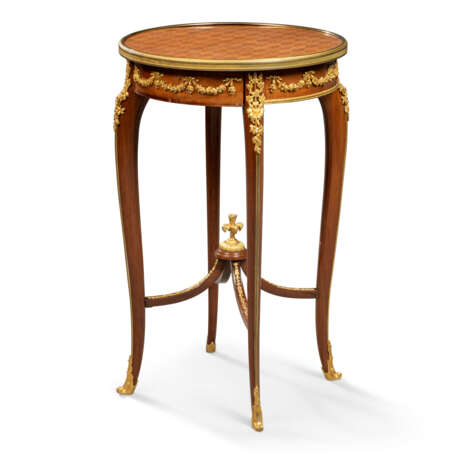 A LOUIS XV-STYLE ORMOLU-MOUNTED MAHOGANY AND PARQUETRY GUERIDON - Foto 3