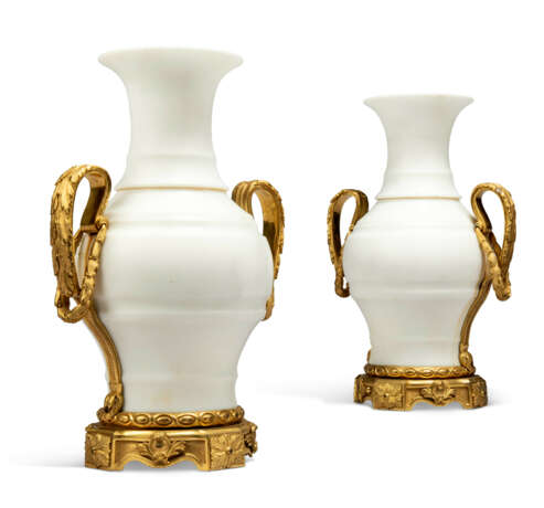 A PAIR OF FRENCH ORMOLU-MOUNTED WHITE MARBLE VASES - фото 1