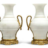 A PAIR OF FRENCH ORMOLU-MOUNTED WHITE MARBLE VASES - фото 2