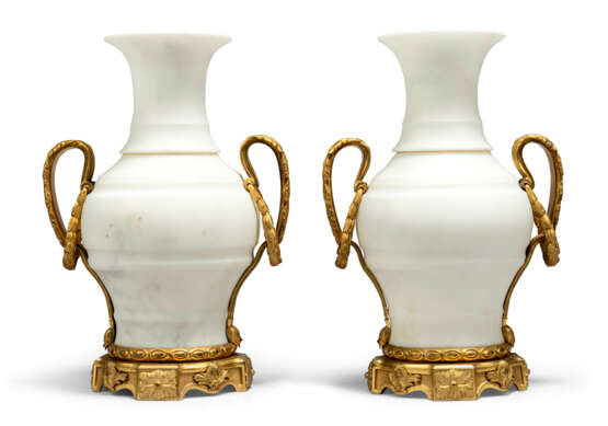 A PAIR OF FRENCH ORMOLU-MOUNTED WHITE MARBLE VASES - photo 2