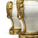 A PAIR OF FRENCH ORMOLU-MOUNTED WHITE MARBLE VASES - фото 4