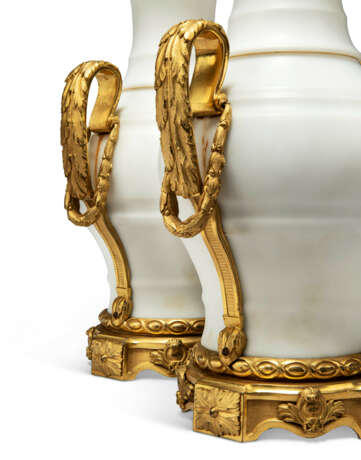 A PAIR OF FRENCH ORMOLU-MOUNTED WHITE MARBLE VASES - photo 4