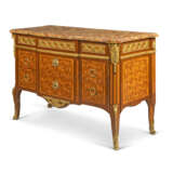 A LATE LOUIS XV ORMOLU-MOUNTED TULIPWOOD, AMARANTH AND PARQUETRY COMMODE - Foto 2