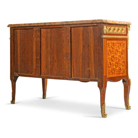 A LATE LOUIS XV ORMOLU-MOUNTED TULIPWOOD, AMARANTH AND PARQUETRY COMMODE - фото 3