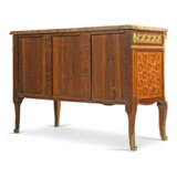 A LATE LOUIS XV ORMOLU-MOUNTED TULIPWOOD, AMARANTH AND PARQUETRY COMMODE - Foto 3