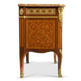 A LATE LOUIS XV ORMOLU-MOUNTED TULIPWOOD, AMARANTH AND PARQUETRY COMMODE - Foto 4