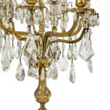 A PAIR OF LOUIS XIV-STYLE GILT-BRONZE AND ROCK-CRYSTAL SIX-LIGHT CANDELABRA - Foto 4