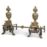 A PAIR OF LARGE BRONZE, POLISHED STEEL AND CAST IRON ANDIRONS - Foto 2