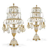 A PAIR OF ORMOLU-MOUNTED ROCK CRYSTAL AND CUT-CRYSTAL FIVE-LIGHT CANDELABRA - Foto 1