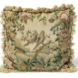 TWO PAIRS OF TAPESTRY CUSHIONS - Foto 4