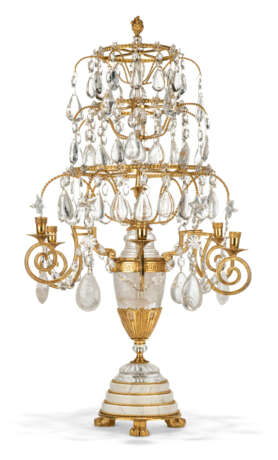 A PAIR OF ORMOLU-MOUNTED ROCK CRYSTAL AND CUT-CRYSTAL FIVE-LIGHT CANDELABRA - Foto 2