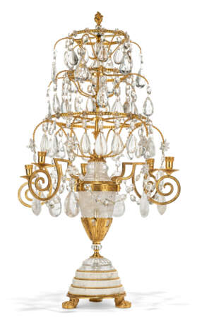A PAIR OF ORMOLU-MOUNTED ROCK CRYSTAL AND CUT-CRYSTAL FIVE-LIGHT CANDELABRA - Foto 3