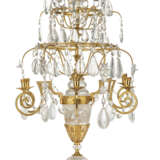 A PAIR OF ORMOLU-MOUNTED ROCK CRYSTAL AND CUT-CRYSTAL FIVE-LIGHT CANDELABRA - Foto 4
