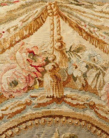 TWO PAIRS OF TAPESTRY CUSHIONS - Foto 6