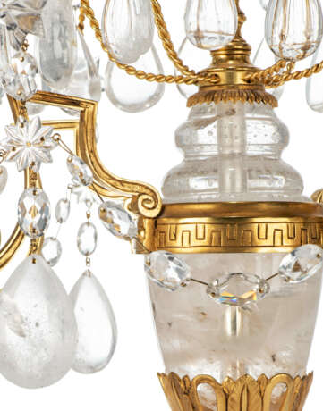 A PAIR OF ORMOLU-MOUNTED ROCK CRYSTAL AND CUT-CRYSTAL FIVE-LIGHT CANDELABRA - Foto 7