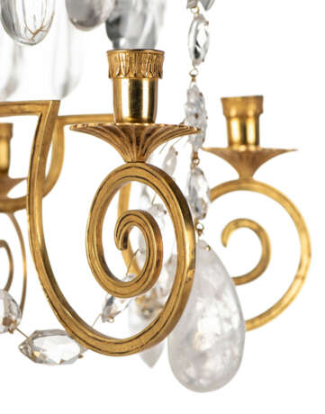 A PAIR OF ORMOLU-MOUNTED ROCK CRYSTAL AND CUT-CRYSTAL FIVE-LIGHT CANDELABRA - Foto 9
