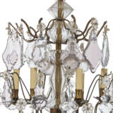 A FRENCH CUT-GLASS AND BRASS TWELVE-LIGHT CHANDELIER - Foto 3