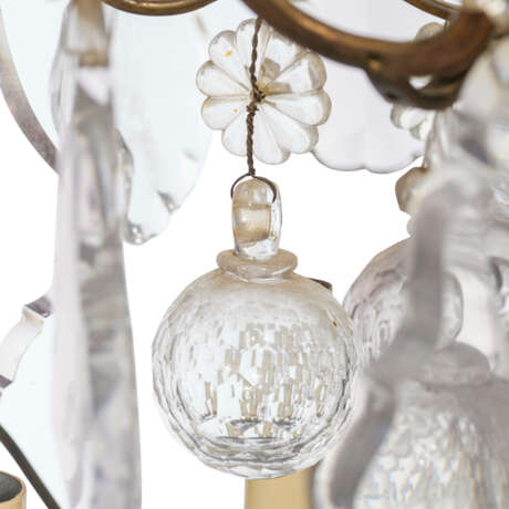 A FRENCH CUT-GLASS AND BRASS TWELVE-LIGHT CHANDELIER - Foto 5