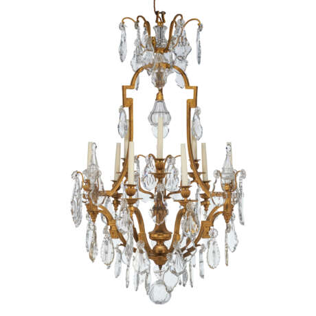 A LOUIS XV-STYLE GILT-BRONZE AND CUT-GLASS EIGHT-LIGHT CHANDELIER - Foto 2