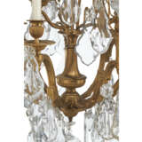 A LOUIS XV-STYLE GILT-BRONZE AND CUT-GLASS EIGHT-LIGHT CHANDELIER - Foto 3