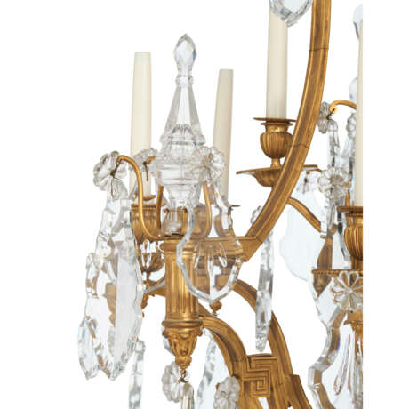 A LOUIS XV-STYLE GILT-BRONZE AND CUT-GLASS EIGHT-LIGHT CHANDELIER - Foto 5