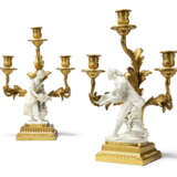 A PAIR OF FRENCH ORMOLU-MOUNTED BISCUIT PORCELAIN THREE-LIGHT CANDELABRA - Foto 1