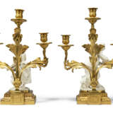 A PAIR OF FRENCH ORMOLU-MOUNTED BISCUIT PORCELAIN THREE-LIGHT CANDELABRA - Foto 3