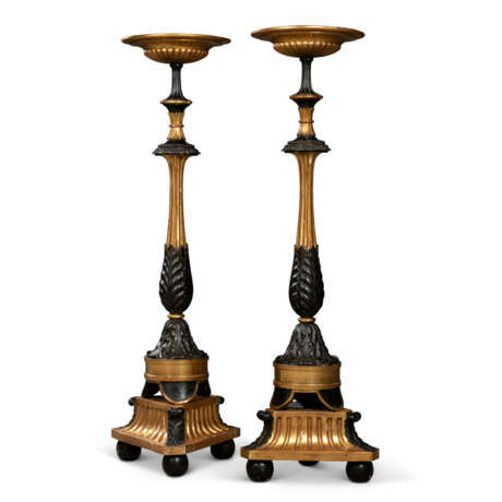 A PAIR OF BALTIC BRONZED AND PARCEL-GILT TORCHERES - Foto 2