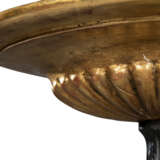 A PAIR OF BALTIC BRONZED AND PARCEL-GILT TORCHERES - Foto 3
