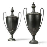 A PAIR OF EBONISED-WOOD AND IRON URNS - Foto 1