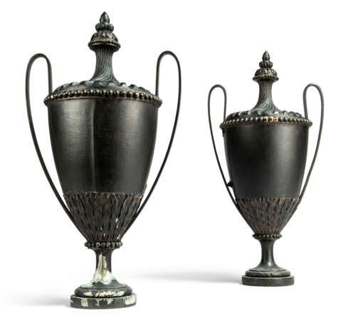 A PAIR OF EBONISED-WOOD AND IRON URNS - Foto 2