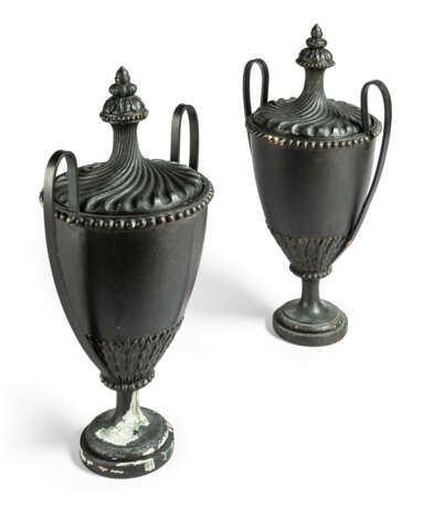 A PAIR OF EBONISED-WOOD AND IRON URNS - Foto 3