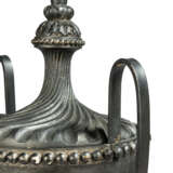 A PAIR OF EBONISED-WOOD AND IRON URNS - Foto 6