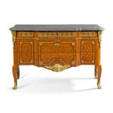 A LATE LOUIS XV ORMOLU-MOUNTED TULIPWOOD, AMARANTH AND PARQUETRY BREAKFRONT COMMODE - фото 1