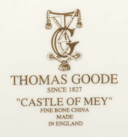 A THOMAS GOODE PORCELAIN `CASTLE OF MEY` PATTERN PART TABLE-SERVICE - фото 10