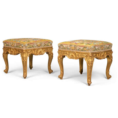A PAIR OF NORTH ITALIAN ROCOCO GILTWOOD TABOURETS - Foto 2