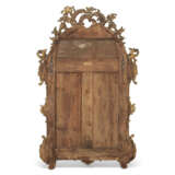 A NORTH EUROPEAN CARVED GILTWOOD MIRROR - Foto 2