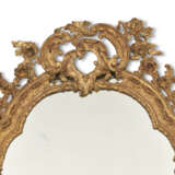 A NORTH EUROPEAN CARVED GILTWOOD MIRROR - Foto 3