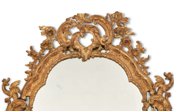 A NORTH EUROPEAN CARVED GILTWOOD MIRROR - photo 3