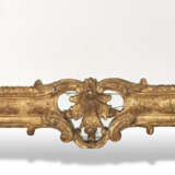 A NORTH EUROPEAN CARVED GILTWOOD MIRROR - Foto 4