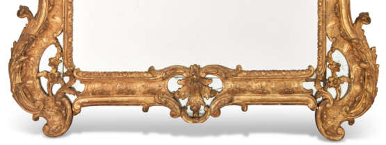 A NORTH EUROPEAN CARVED GILTWOOD MIRROR - Foto 4