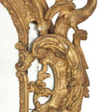 A NORTH EUROPEAN CARVED GILTWOOD MIRROR - Foto 5