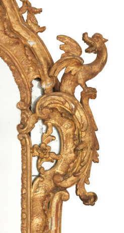 A NORTH EUROPEAN CARVED GILTWOOD MIRROR - photo 5