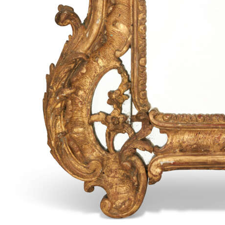 A NORTH EUROPEAN CARVED GILTWOOD MIRROR - Foto 6