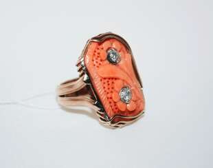 Ring with coral and diamonds