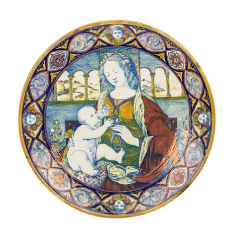 Majolica plate 'Madonna with child', 19th/20th c. - фото 1