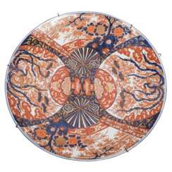 Large Imari round plate made of porcelain. JAPAN, Meiji period (1868-1912),