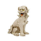 Sculpture of a guardian lion made of stoneware. CHINA, around 1900. - Foto 1
