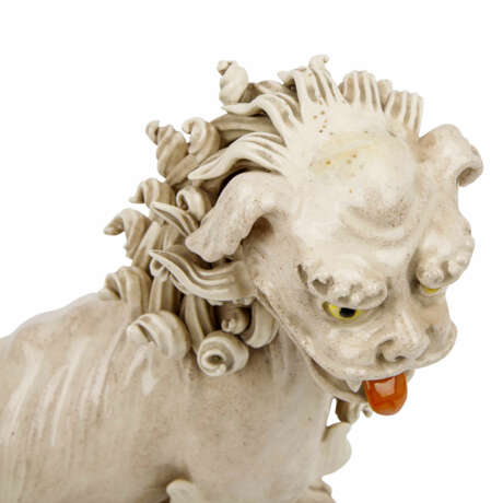 Sculpture of a guardian lion made of stoneware. CHINA, around 1900. - Foto 6
